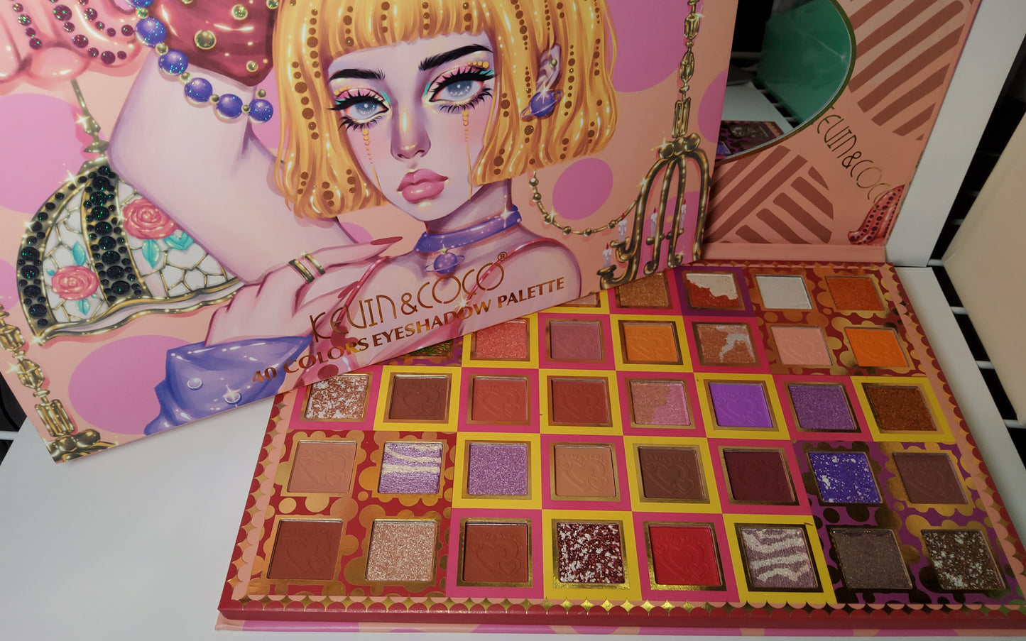 KEVIN Y COCO 40 COLORS DOLL SHORT HAIR EYESHADOW PALETTE