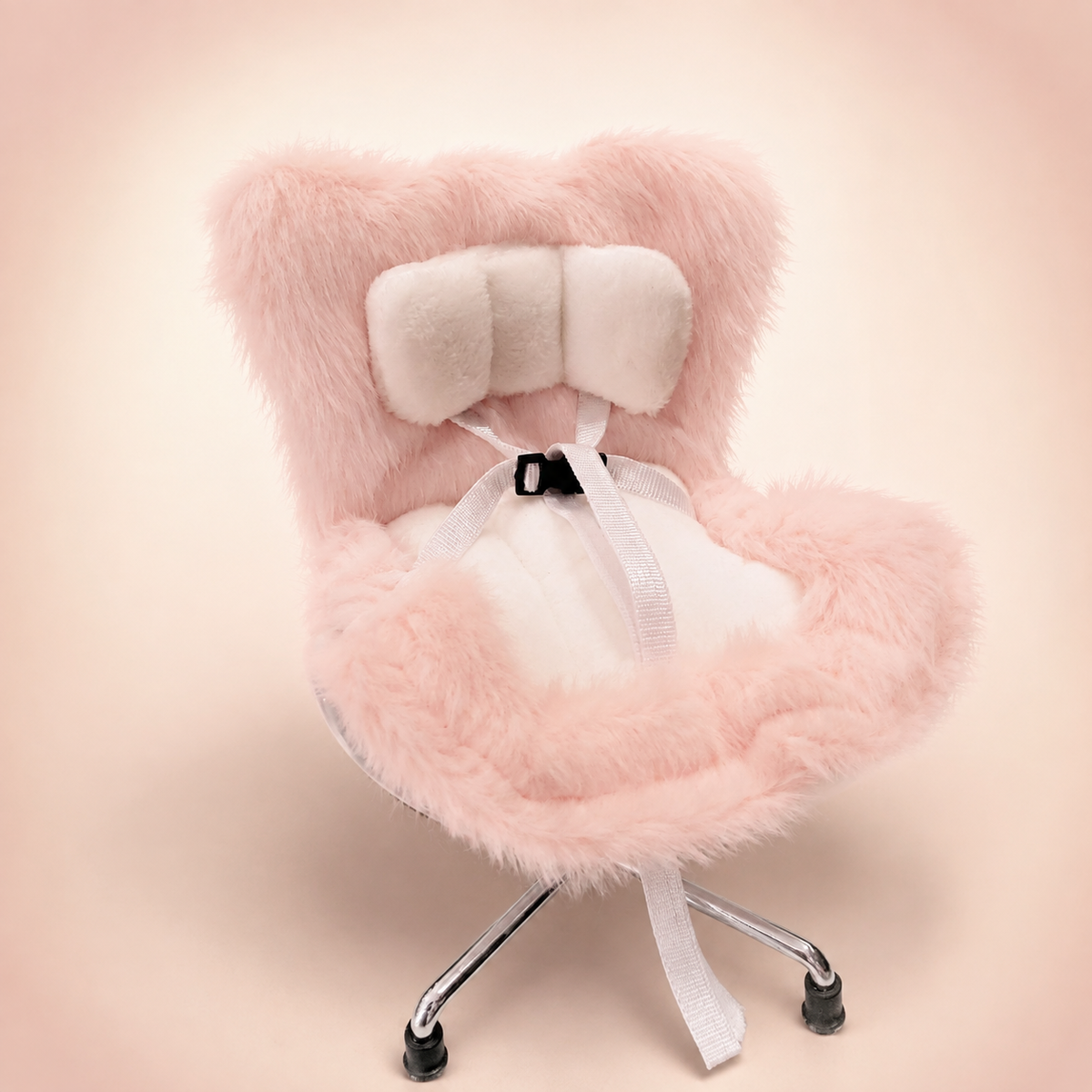 Aromatizante de Carro y Silla sobre fondo rosa nude, blanco y beige