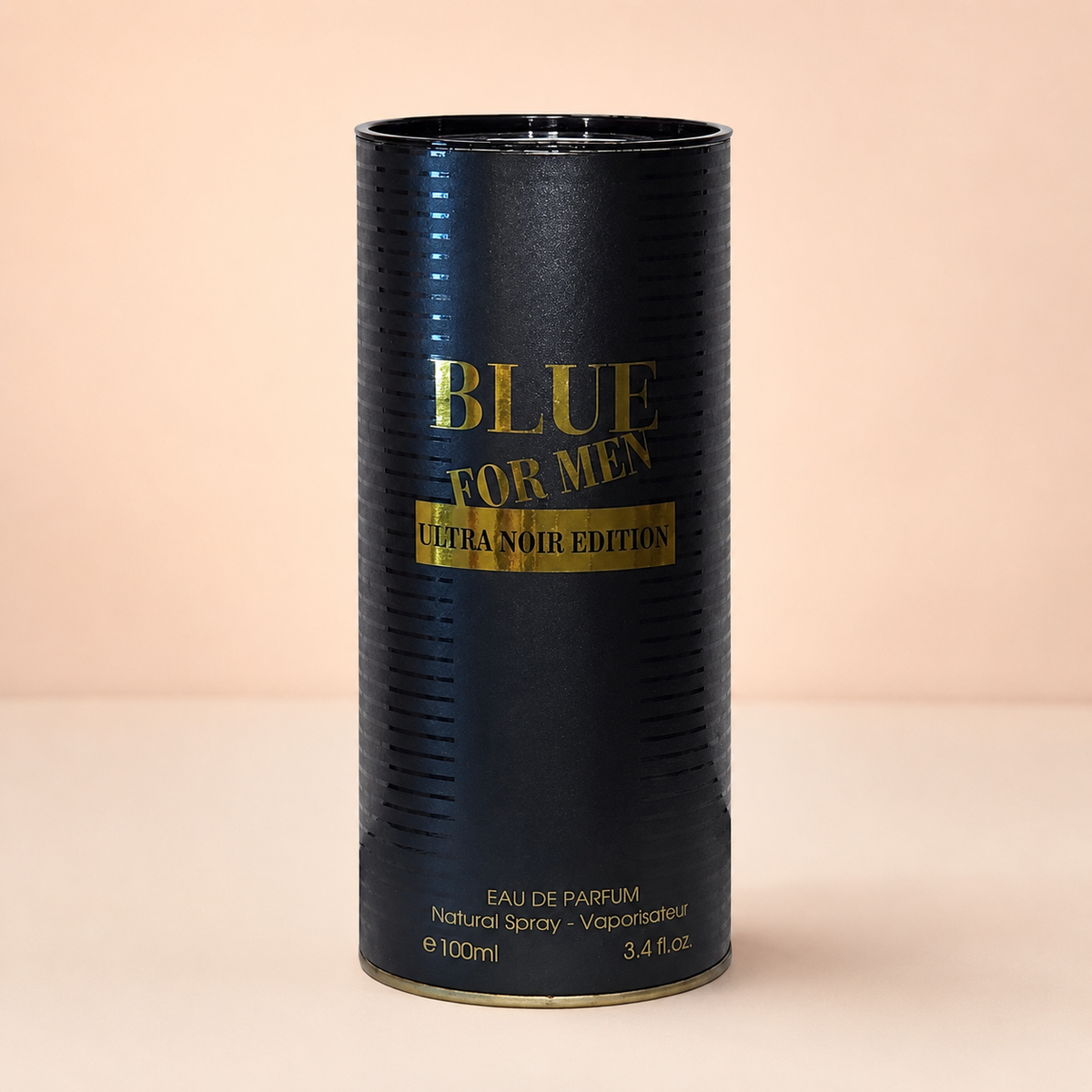 Empaque Blue For Men Ultra Noir Edition en fondo rosa nude, blanco y beige
