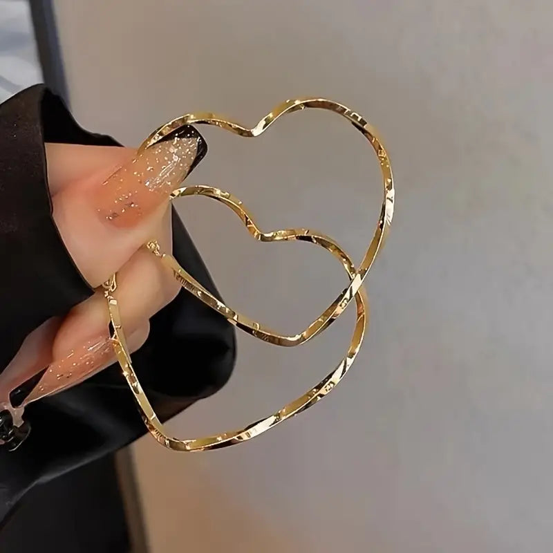 Arracada forma de corazón.