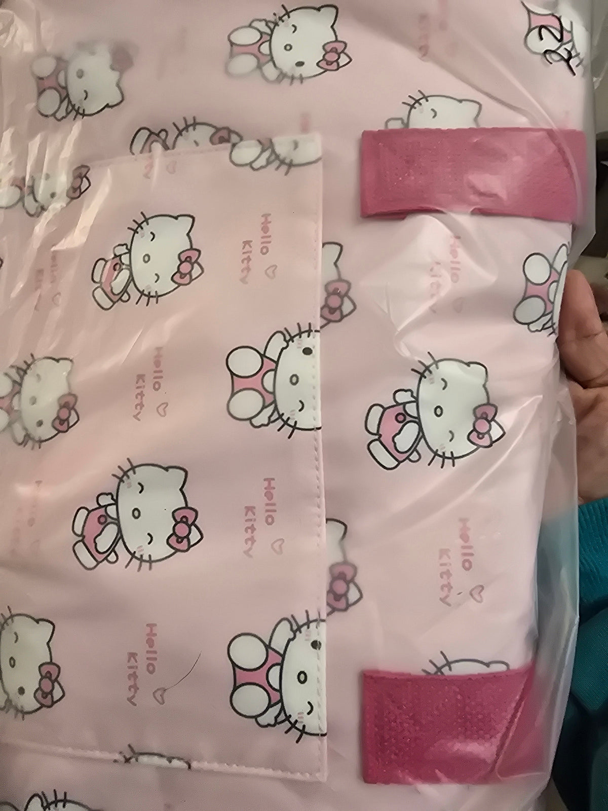 Detalle del estampado y las asas de la mochila deportiva rosa