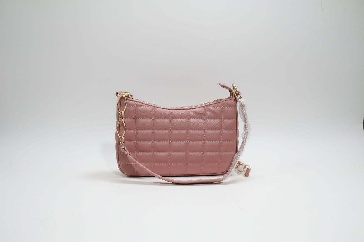 BOLSA DE MANO ROSA A CUADTOS Y agarradera con cadena en forma de rombo