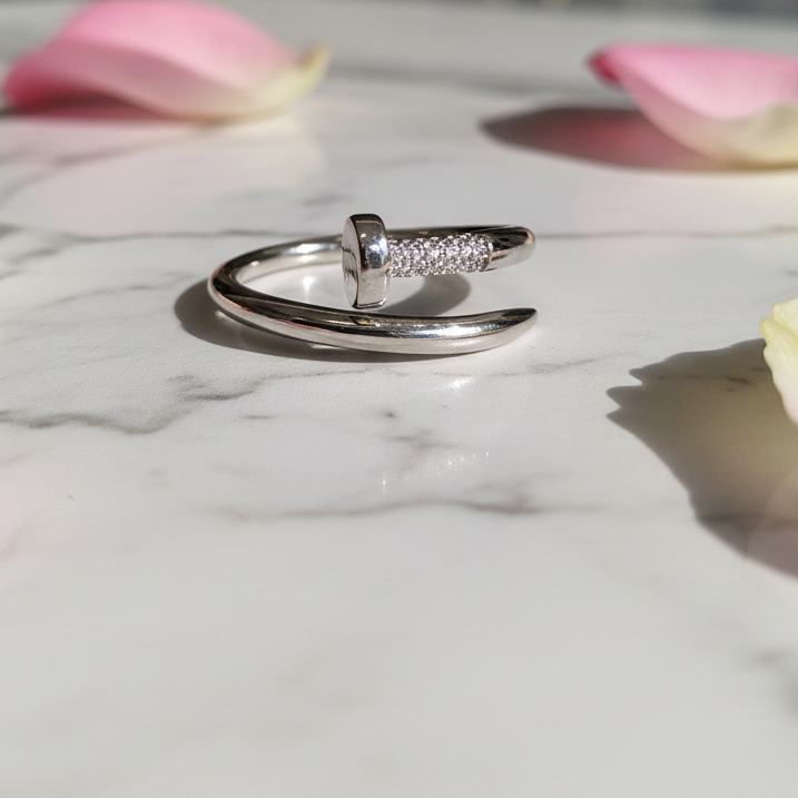 ANILLO FORMA DE CLAVO DE PLATA 925.
