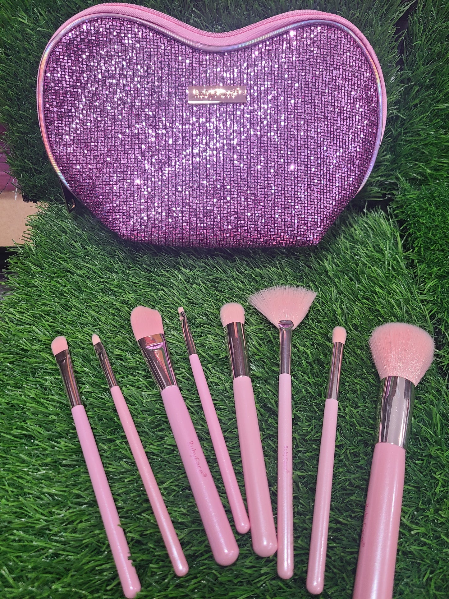 Set de brochas con bolsa de corazón