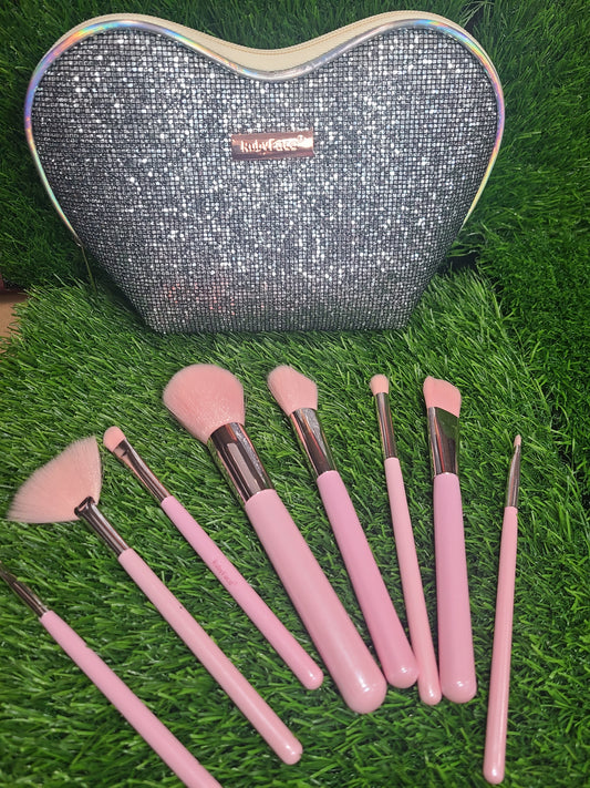 Set de brochas con bolsa de corazón