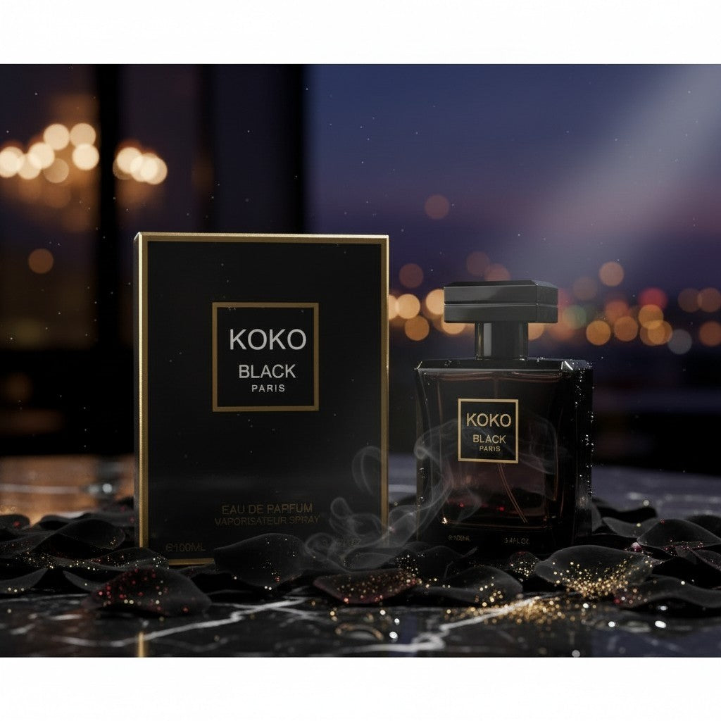 Perfume Koko Black Paris de Accesorios by Alexsa en frasco de vidrio oscuro con caja negra sobre pétalos y mármol.