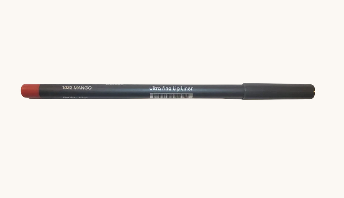 Accesorios by Alexsa Italia Deluxe ultra fine lip liner in Mango shade with a slim black pencil body