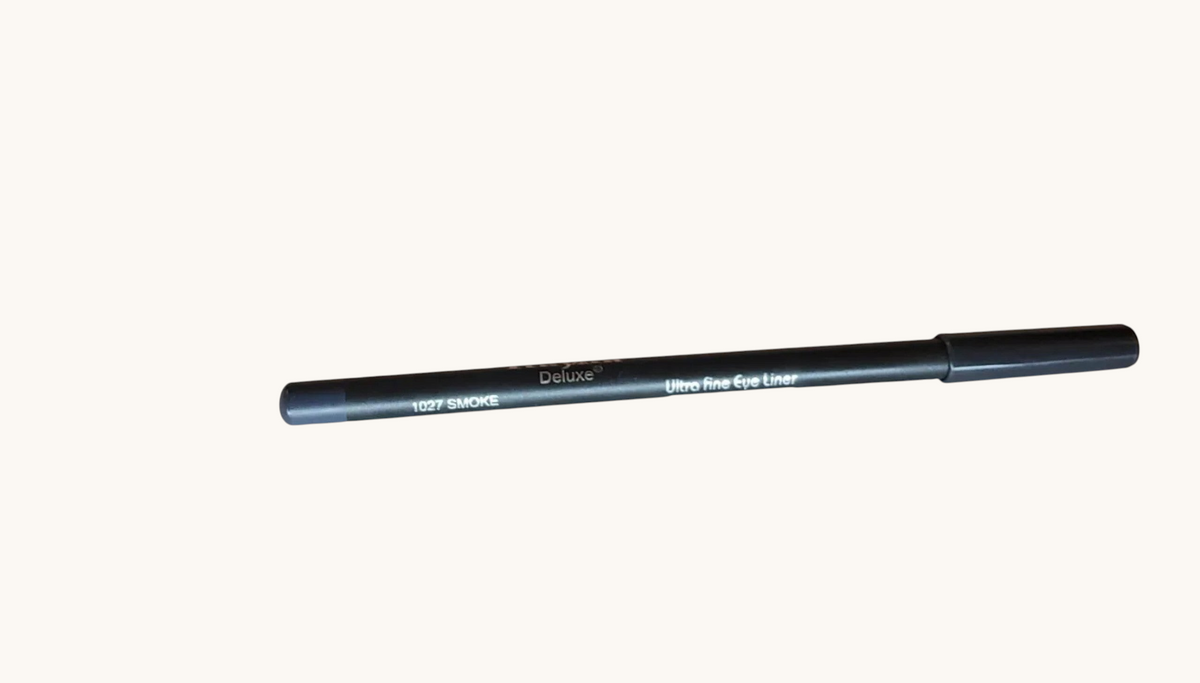 Accesorios by Alexsa Italia Deluxe ultra fine eye liner pencil in shade 1027 Smoke with a sleek black design