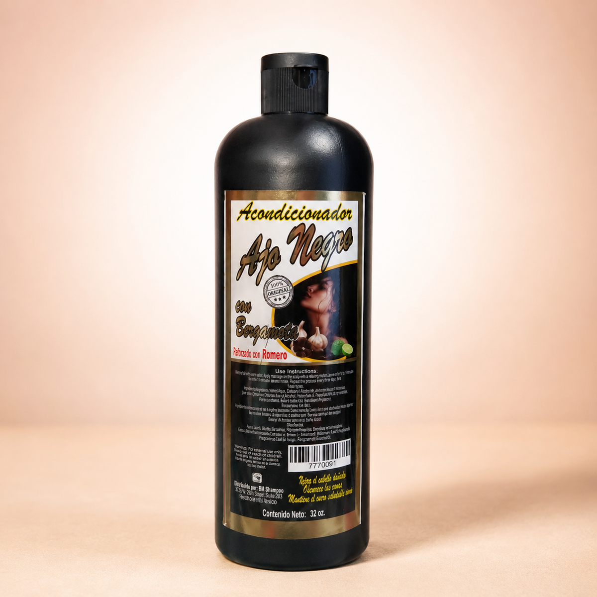 Acondicionador de ajo negro sobre fondo rosa nude, blanco y beige
