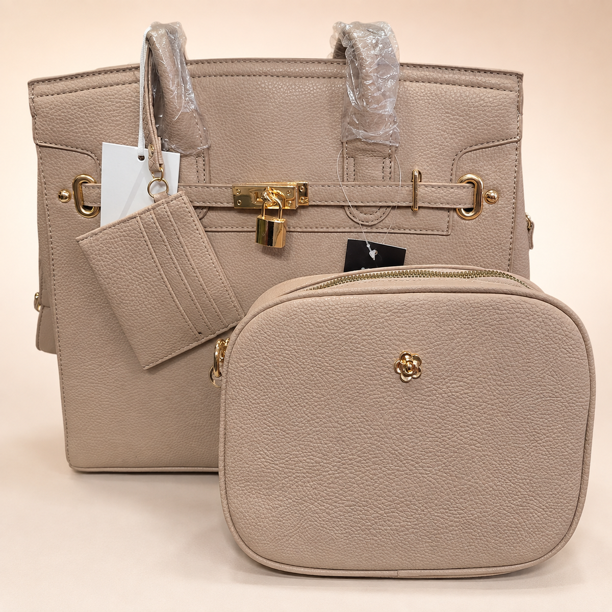 Set de bolsas Alissa beige sobre fondo rosa nude, blanco y beige