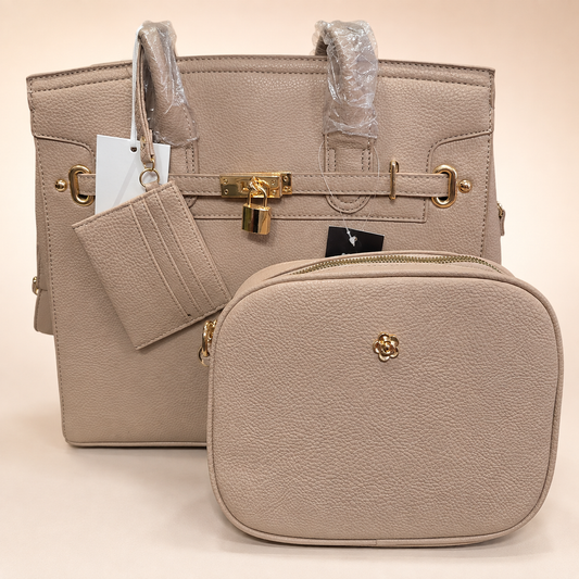 Set de bolsas Alissa beige sobre fondo rosa nude, blanco y beige