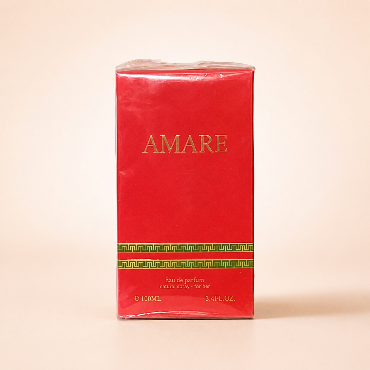 Amare For Her sobre fondo rosa nude, blanco y beige