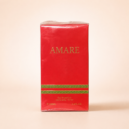 Amare For Her sobre fondo rosa nude, blanco y beige