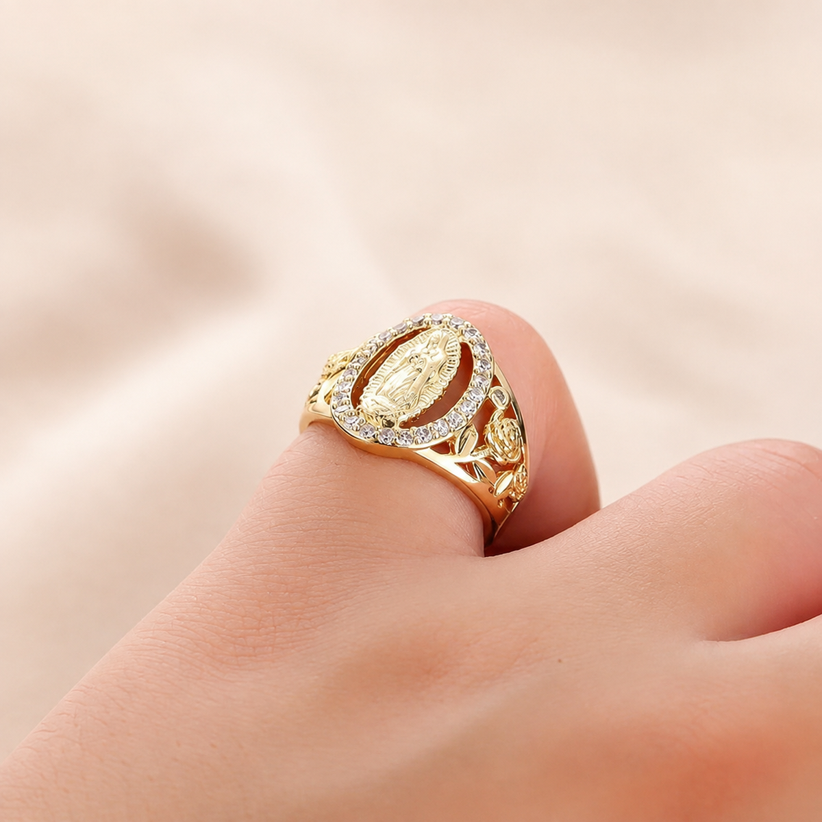 Anillo de la Virgen sobre fondo rosa nude, blanco y beige