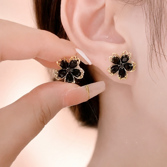 Arete en Forma de Flor sobre fondo rosa nude, blanco y beige