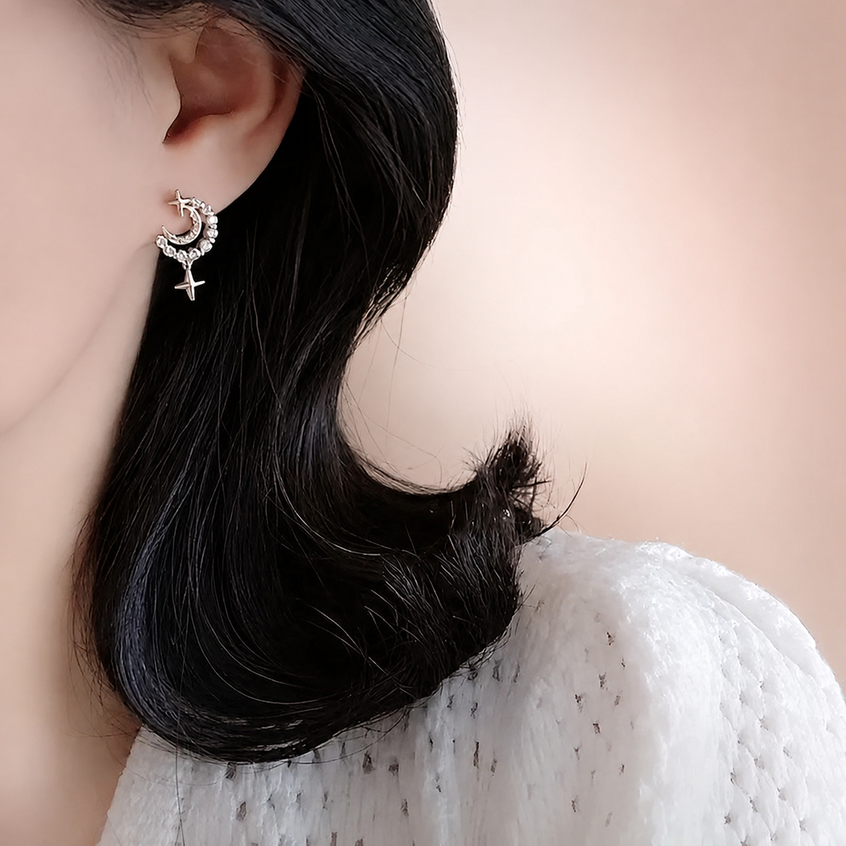 Arete de Media Luna y Estrella sobre fondo rosa nude, blanco y beige