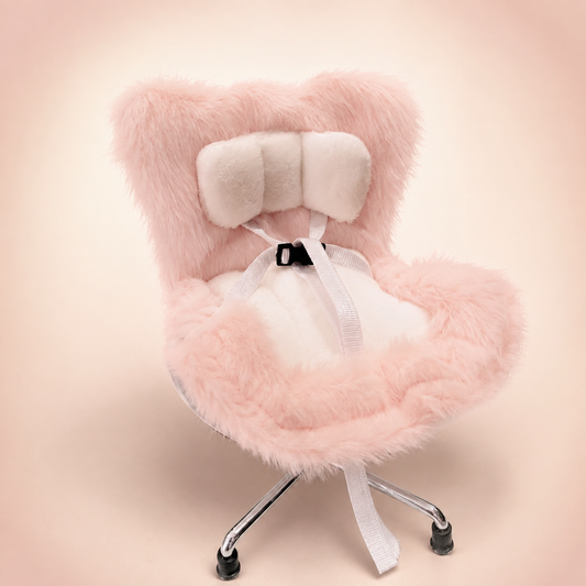 Aromatizante de Carro y Silla sobre fondo rosa nude, blanco y beige