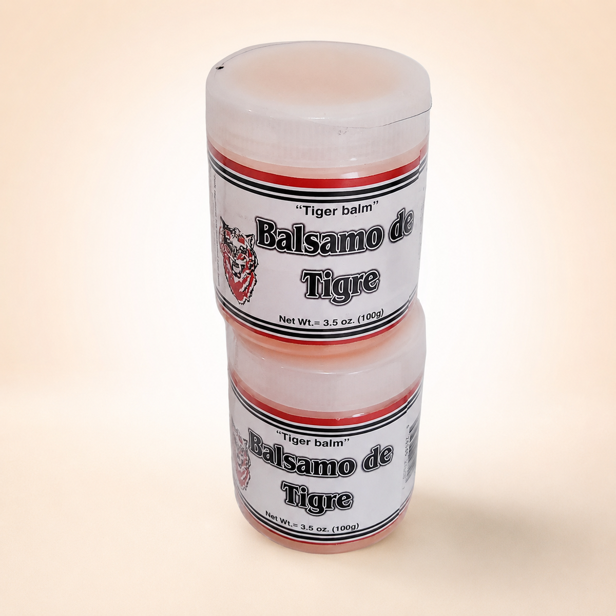 Bálsamo de Tigre sobre fondo rosa nude, blanco y beige