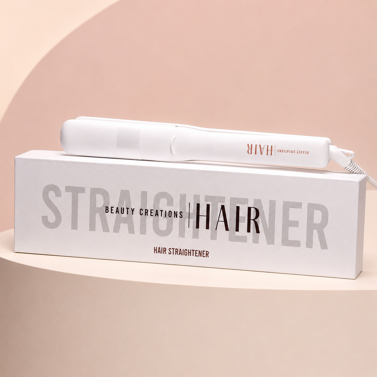Beauty Creations Hair blanca, imagen secundaria en fondo rosa nude, blanco y beige