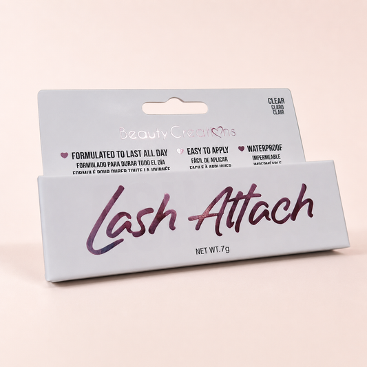 Beauty Creations Lash Attach en fondo rosa nude, blanco y beige