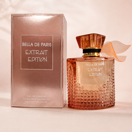 Bella de Paris Extrait Edition en fondo rosa nude, blanco y beige
