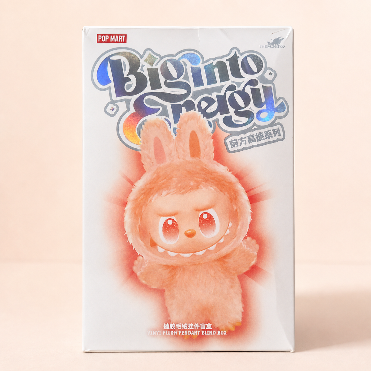 Big Into Energy Bubu en fondo rosa nude, blanco y beige