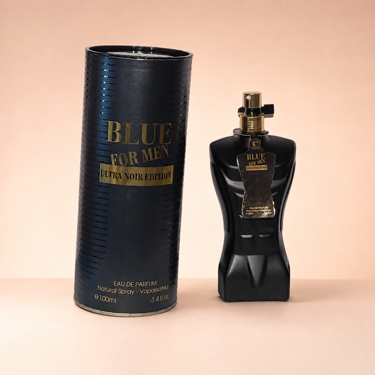 Blue For Men Ultra Noir Edition con caja y frasco en fondo rosa nude, blanco y beige