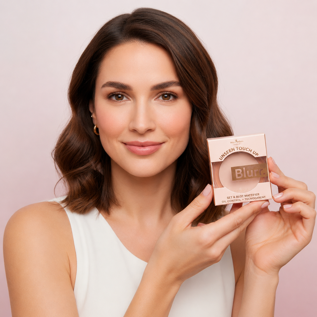Modelo mostrando Blurr Unseen Touch Up en fondo rosa nude, blanco y beige