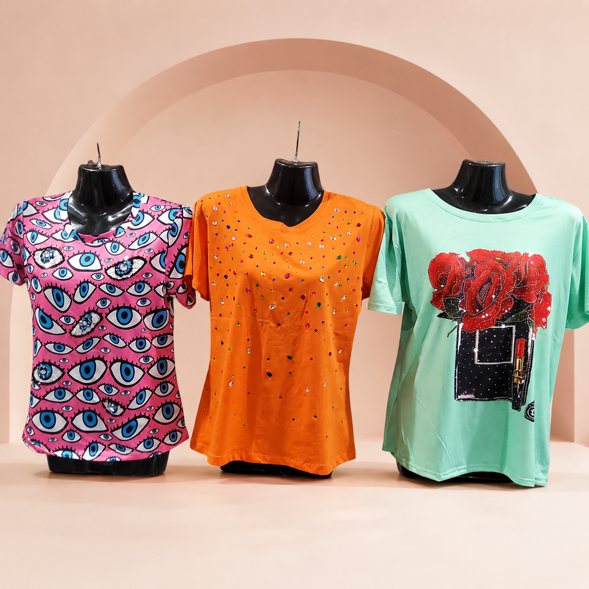 Blusas con diseños y cristales, grupo 1, en fondo rosa nude, blanco y beige