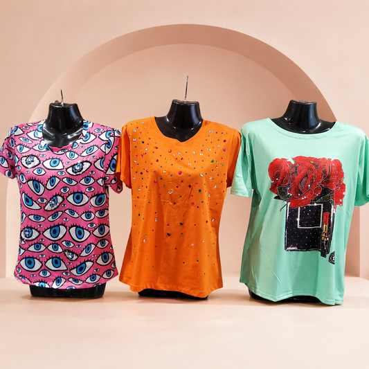 Blusas con diseños y cristales, grupo 1, en fondo rosa nude, blanco y beige
