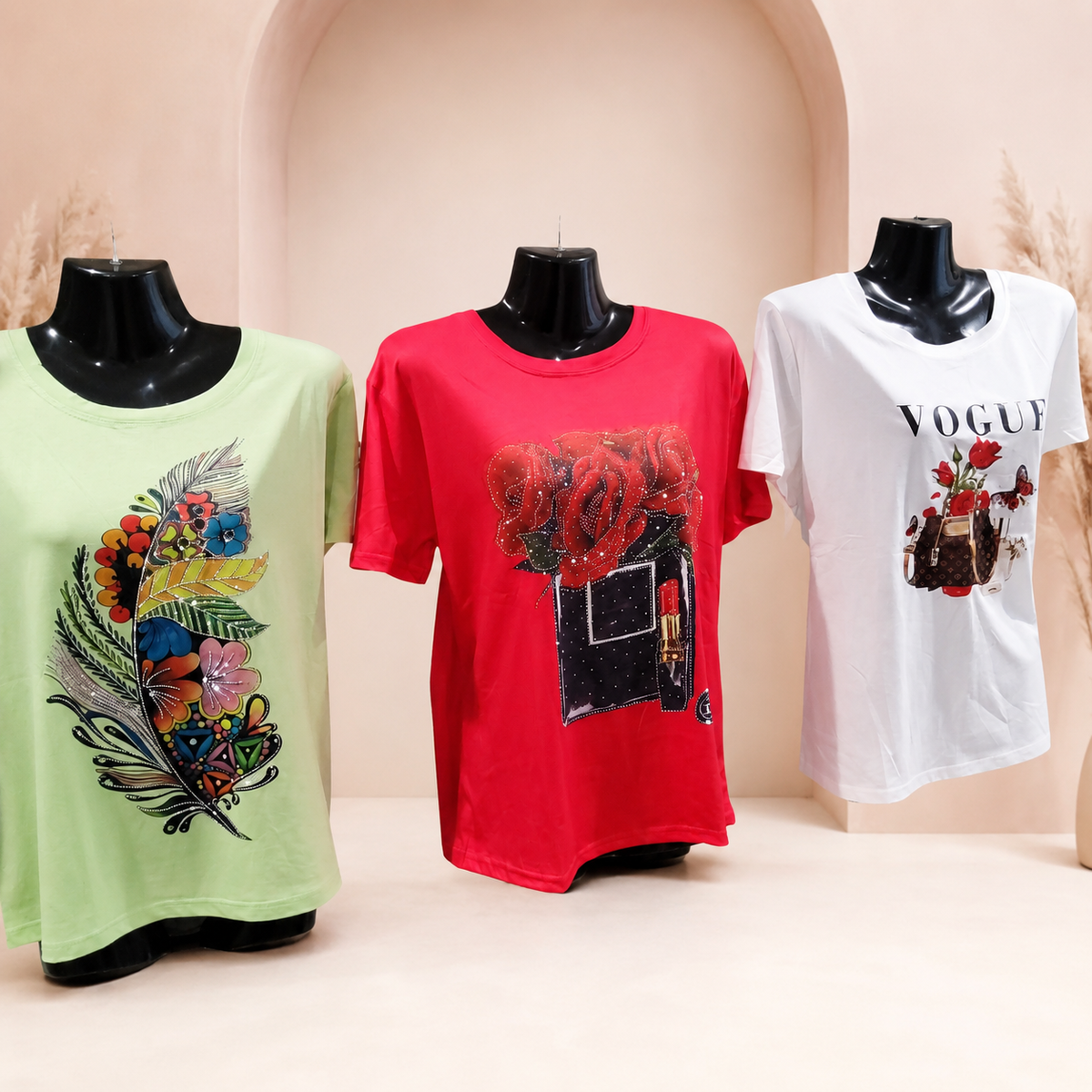 Blusas con diseños y cristales, grupo 2, en fondo rosa nude, blanco y beige