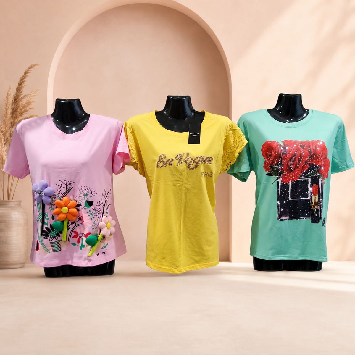 Blusas con diseños y cristales, grupo 3, en fondo rosa nude, blanco y beige