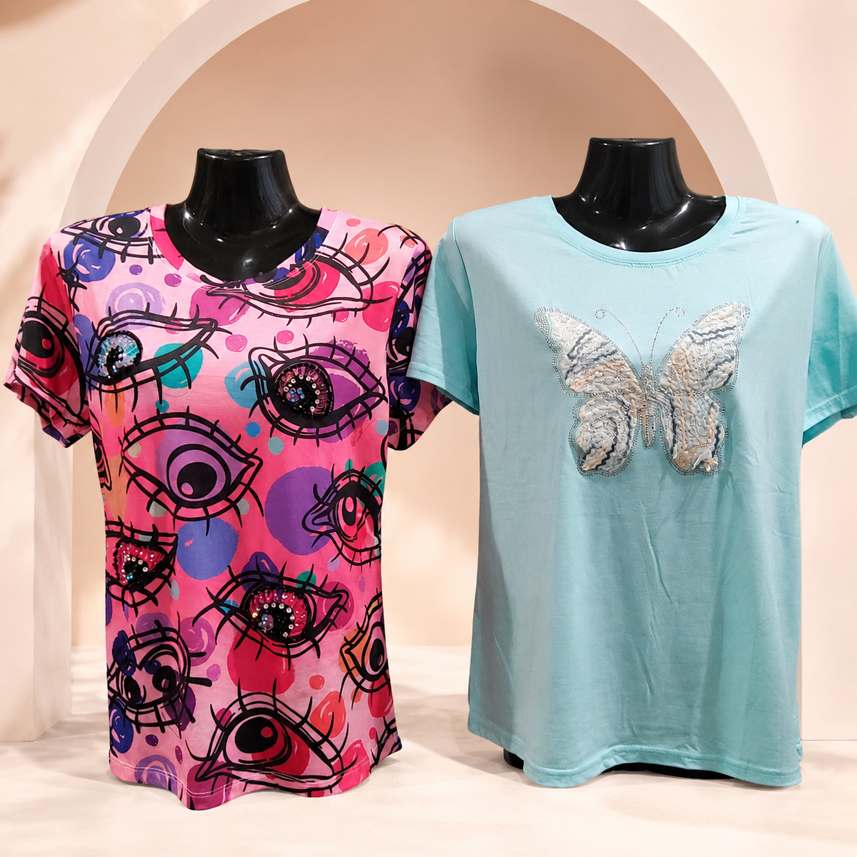 Blusas con diseños y cristales, grupo 4, en fondo rosa nude, blanco y beige