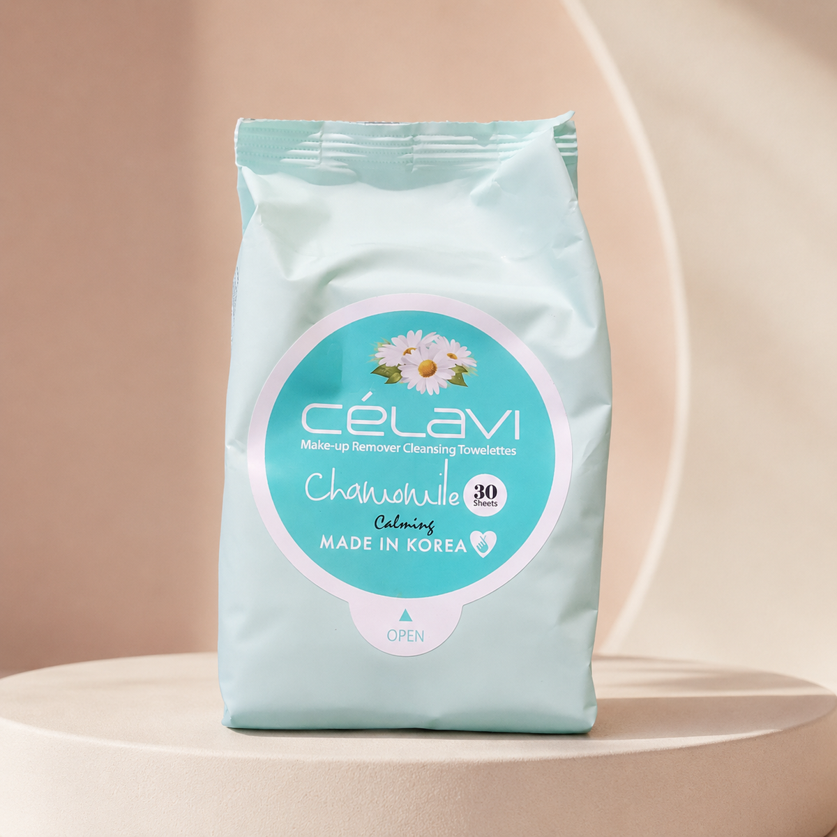 Toallitas desmaquillantes Célavi Chamomile de 30 piezas sobre fondo rosa nude, blanco y beige