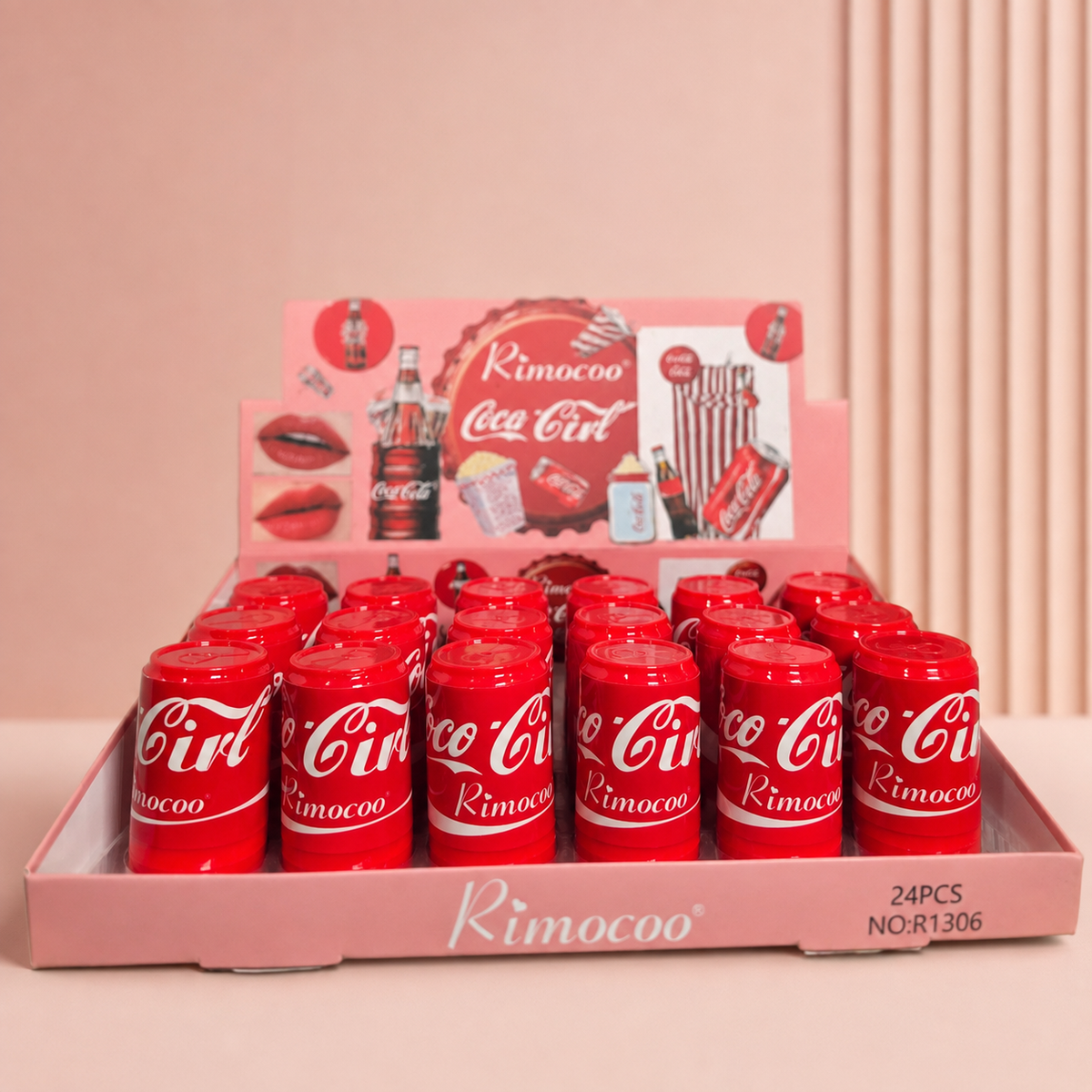 Coca Girl Lip Balm Rimocoo en fondo rosa nude