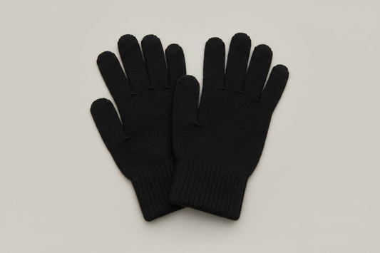 CREA UNA IMAGEN DE UNOS GUANTES DE ADULTO DE ESTAMBRE SENCILOS DE COLOR NEGRO CON UN FONDO SOLIDO Y CON LUZ NEUTRA