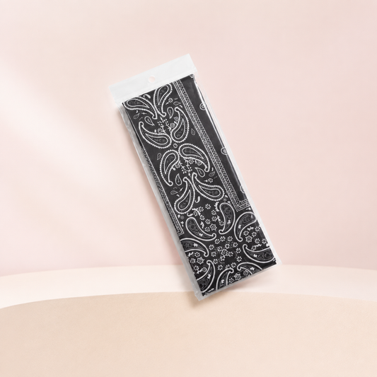 Bandana negra para maquillaje sobre fondo rosa nude