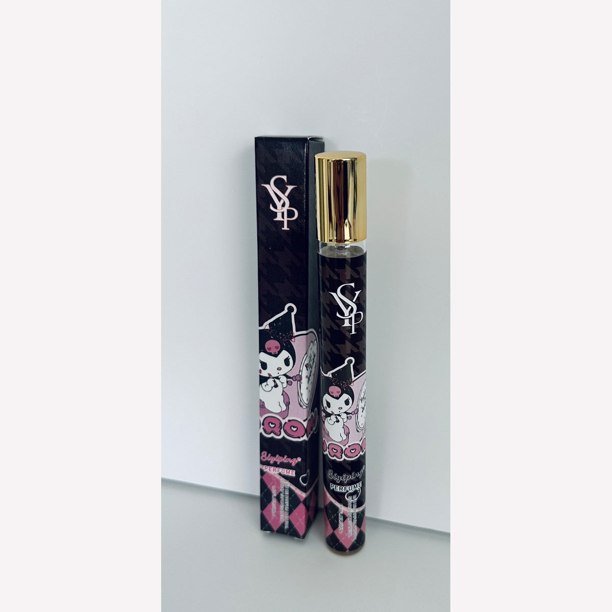 Perfume de viaje SYP Siyiping con diseño de personaje sobre fondo nude claro