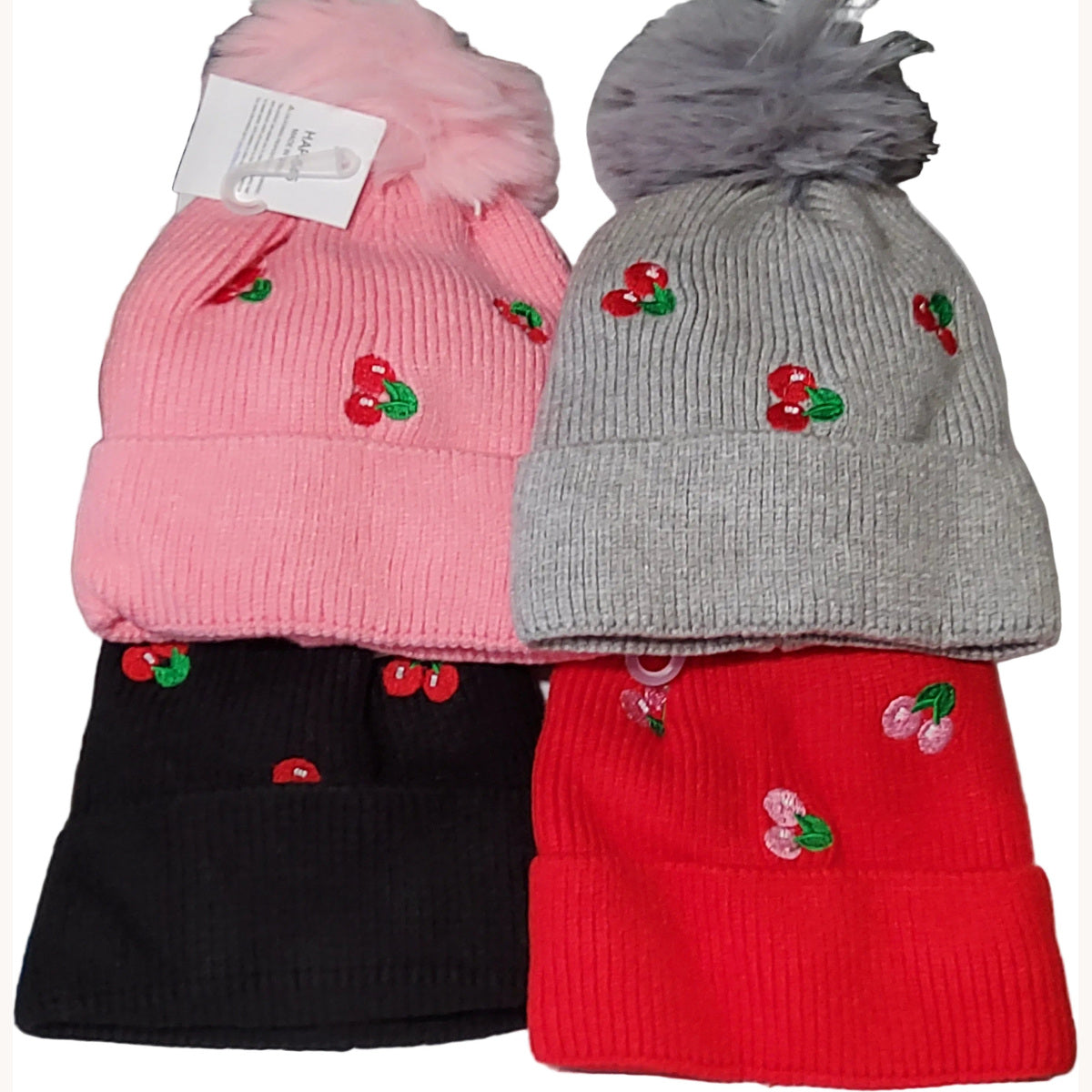 Gorra térmica infantil con cerezas bordadas sobre fondo nude claro