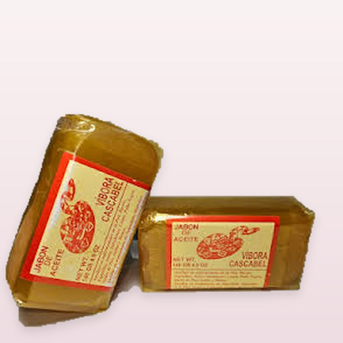 Jabón de Aceite de Víbora sobre fondo rosa nude suave