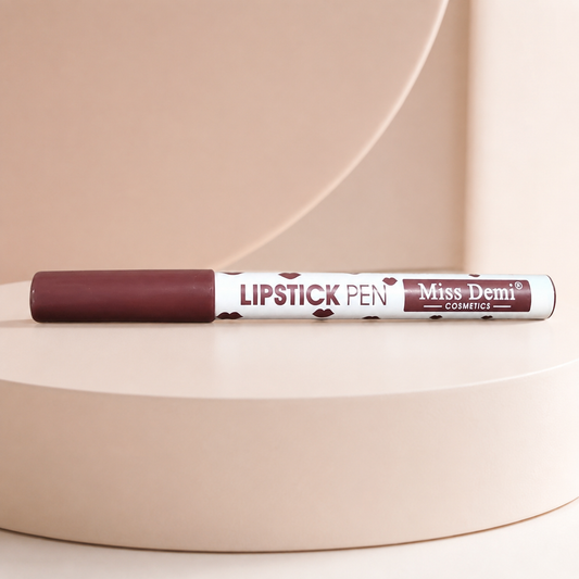 Labial en crayón Miss Demi tono 201 sobre fondo rosa nude, blanco y beige