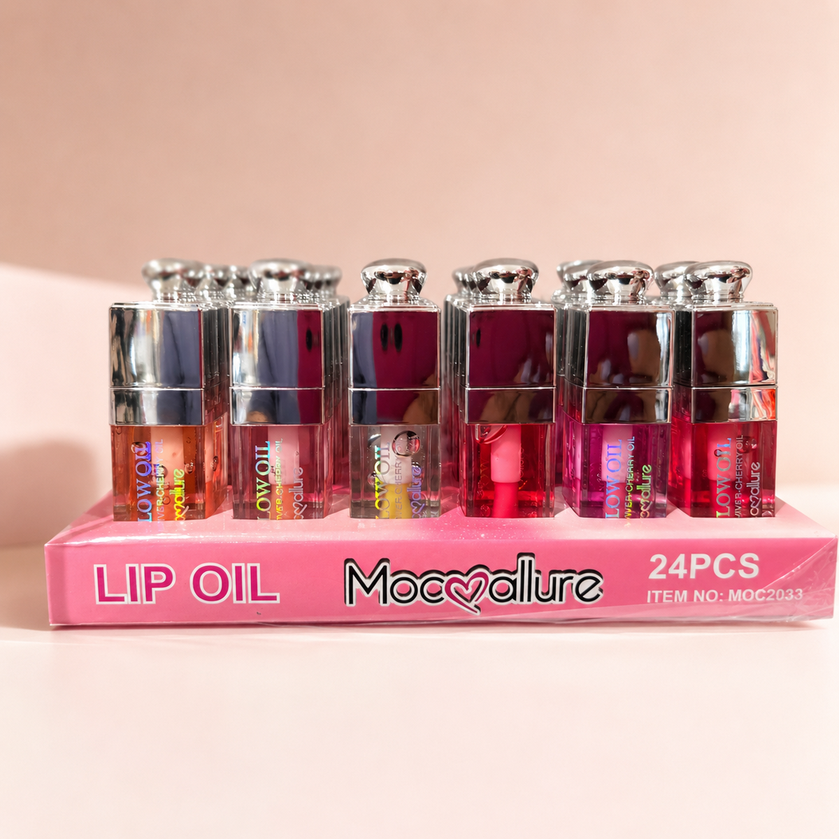 Lip Oil Gloss Mocallure en fondo rosa nude