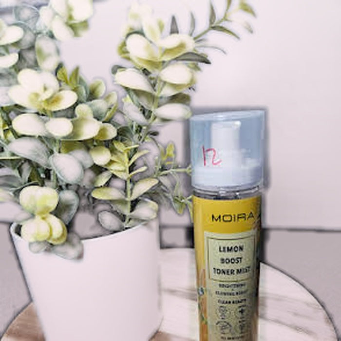 Moira Lemon Boost Toner Mist con fondo rosa nude suave