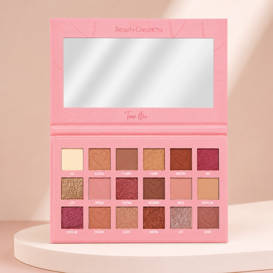 Paleta Tease Me de Beauty Creations abierta sobre fondo rosa nude, blanco y beige
