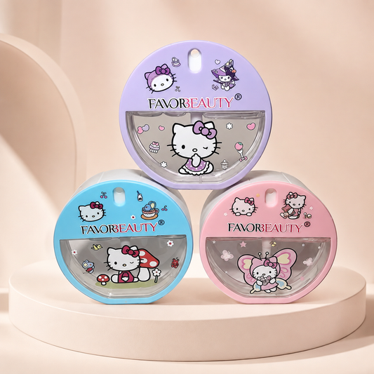 Tres perfumes para niñas en colores lila, azul y rosa sobre fondo rosa nude, blanco y beige