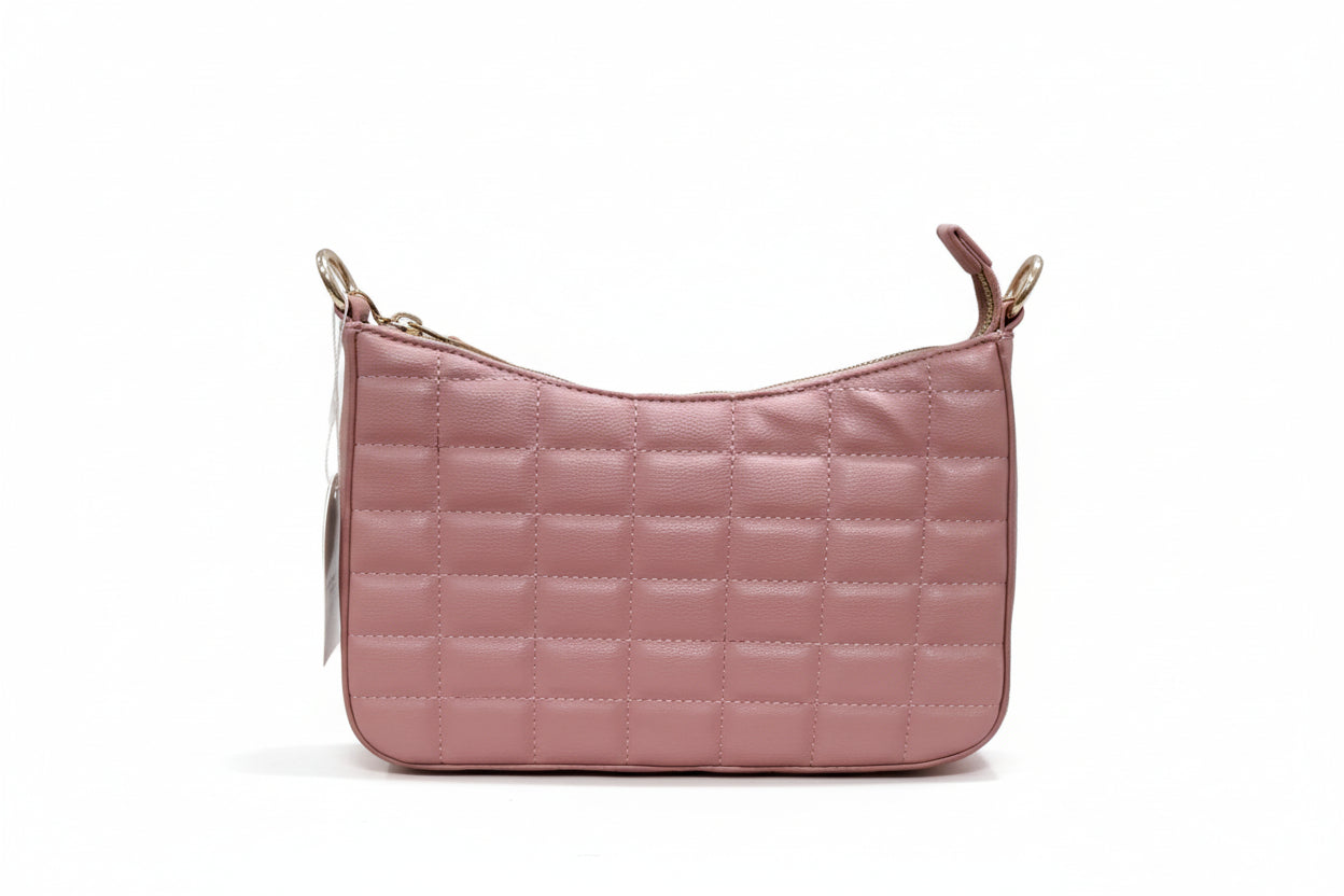 BOLSA DE MANO ROSA A CUADTOS Y agarradera con cadena en forma de rombo