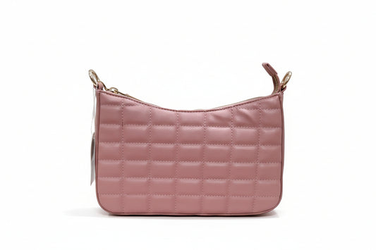 BOLSA DE MANO ROSA A CUADTOS Y agarradera con cadena en forma de rombo