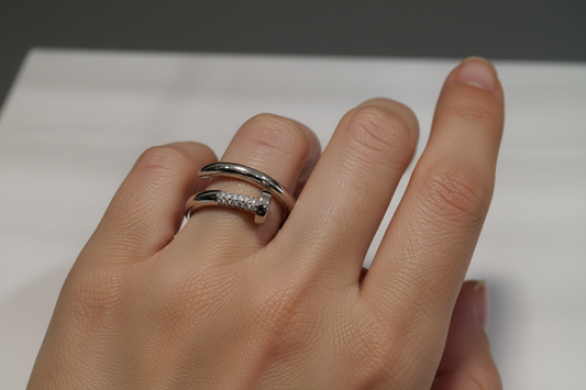 ANILLO FORMA DE CLAVO DE PLATA 925.