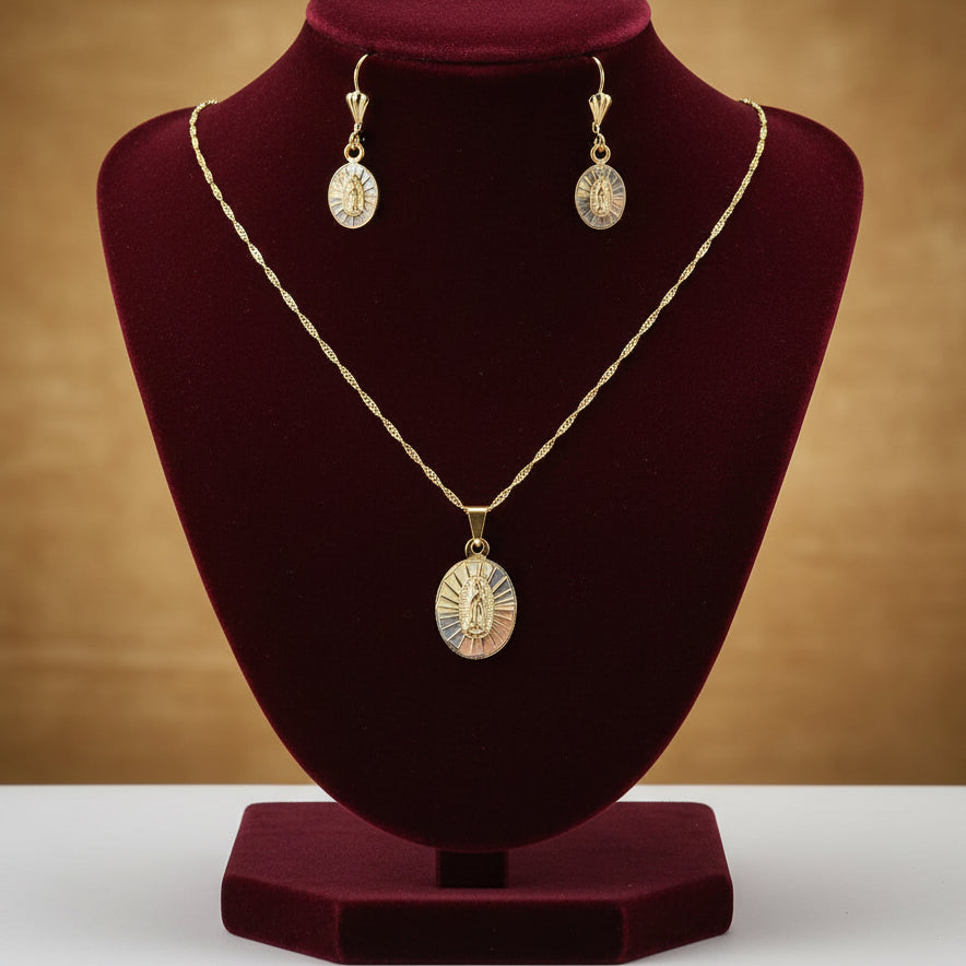 Set de collar y aretes de oro laminado.