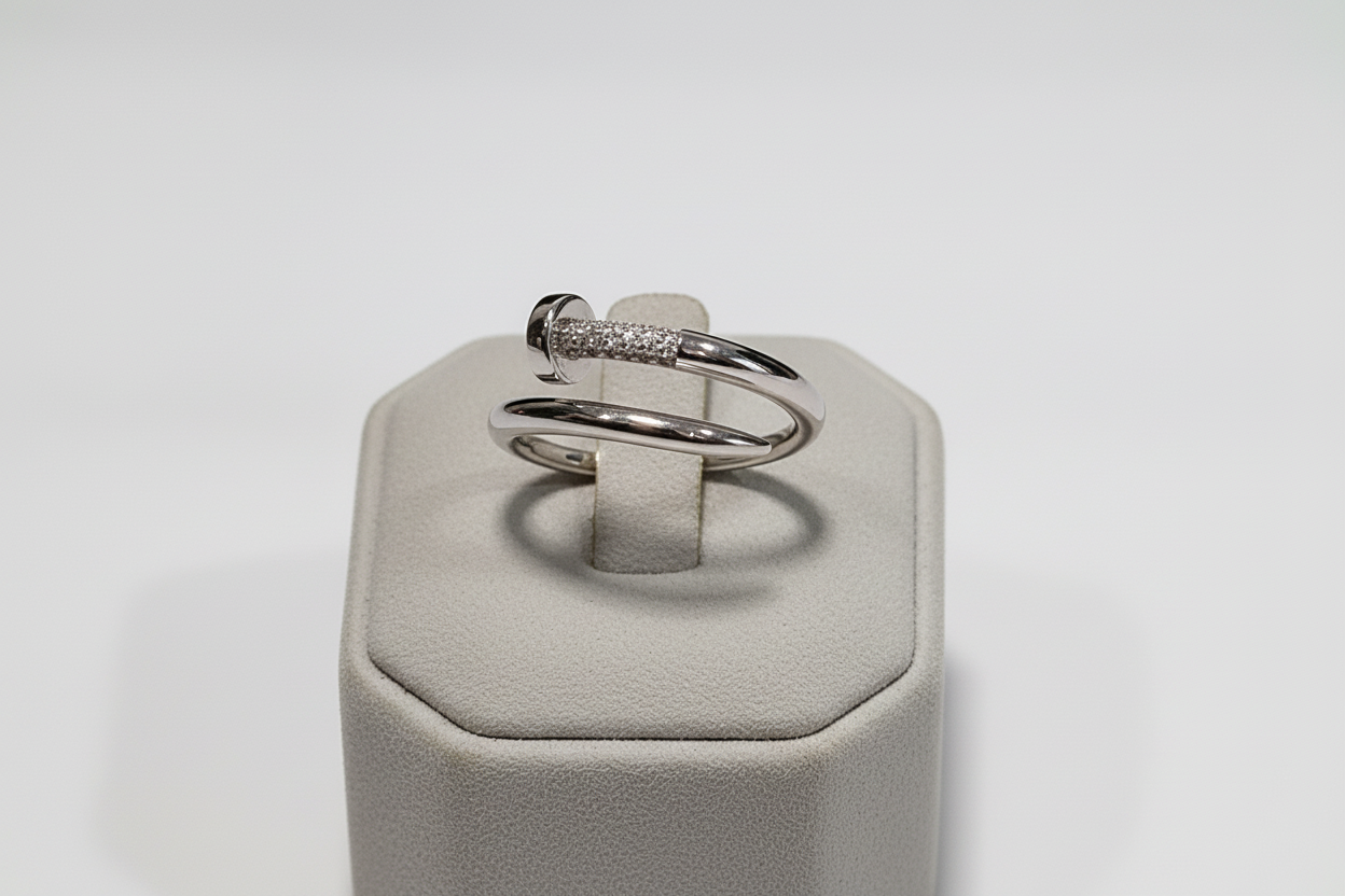 ANILLO FORMA DE CLAVO DE PLATA 925.